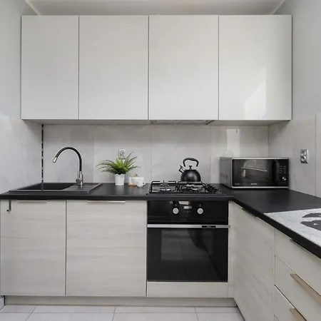 Cozy With Workspace And Close To Metro By Renters דירה ורשה
