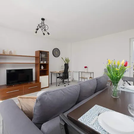 Cozy With Workspace And Close To Metro By Renters * ורשה