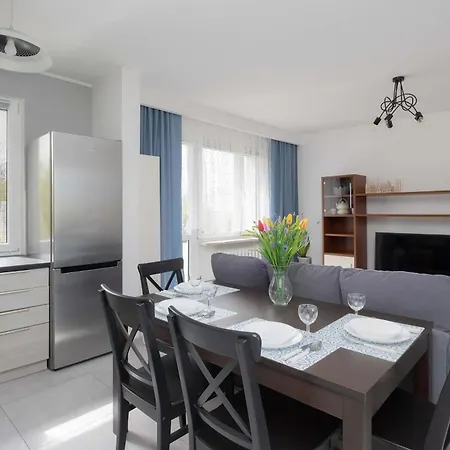 Cozy With Workspace And Close To Metro By Renters ורשה