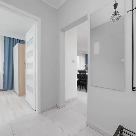 Cozy With Workspace And Close To Metro By Renters ורשה