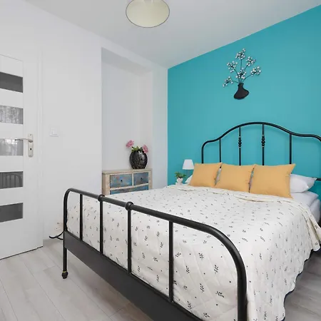 Cozy With Workspace And Close To Metro By Renters
