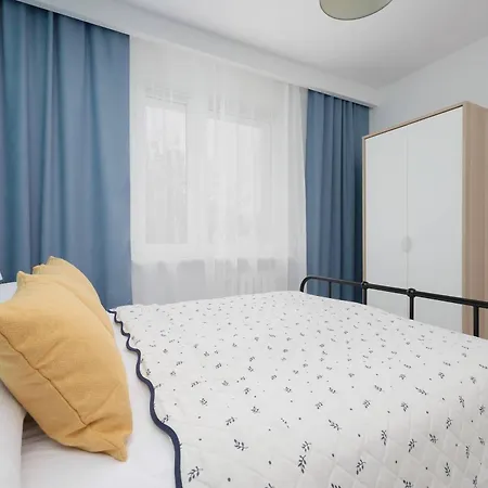 Cozy With Workspace And Close To Metro By Renters ורשה