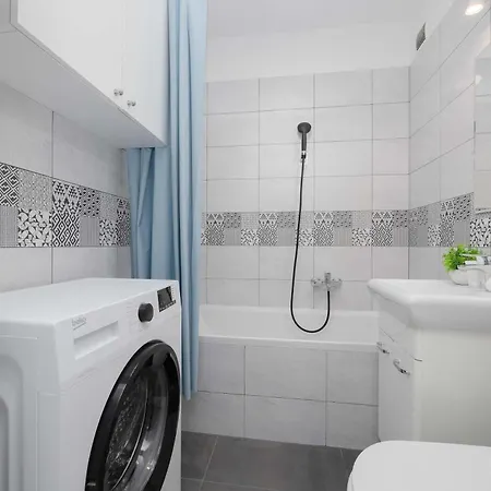Cozy With Workspace And Close To Metro By Renters דירה ורשה
