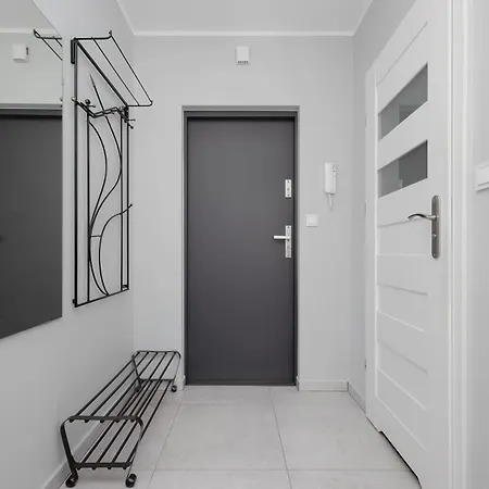 Cozy With Workspace And Close To Metro By Renters דירה