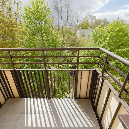 Cozy With Workspace And Close To Metro By Renters ורשה