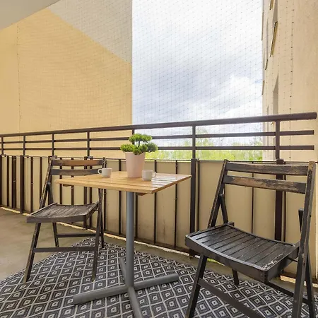 Cozy With Workspace And Close To Metro By Renters דירה *