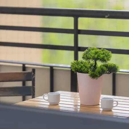 Cozy With Workspace And Close To Metro By Renters ורשה