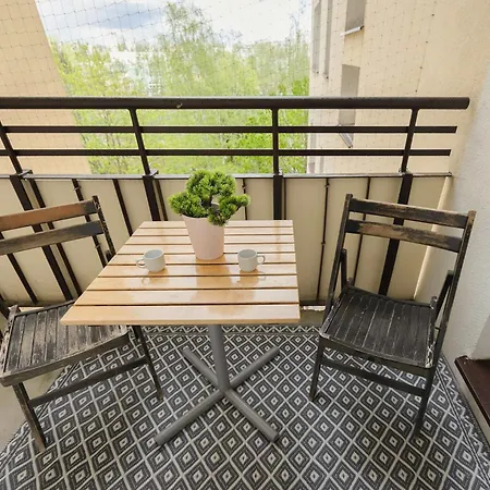 Cozy With Workspace And Close To Metro By Renters דירה *